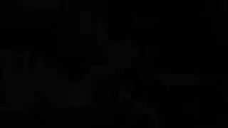 يدخل الطعام في كسه