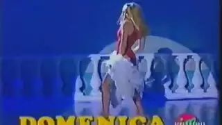 سيمونا راي في الأحذية ذات الكعب العالي