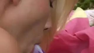 فحص إكس إكس إكس: فتاة ترتدي ملابس ساق زرقاء تدلك كسها الحليق