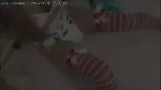 مراهقة مقيدة بالحفاضات يُمسح جسدها العاري