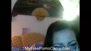 مراهقة مشاغبة تستخدم الكرسي لممارسة جنس عنيف بجانب السرير