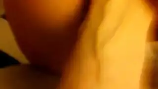 اللعب بالملابس الداخلية حتى النشوة: هيانا تبلغ ذروتها بقوة في فيلم إباحي فردي