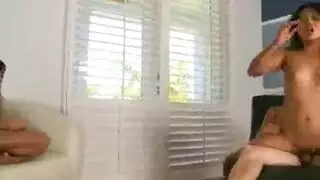 الخادمة تُدمر مهبلها على يد شيخ ثري