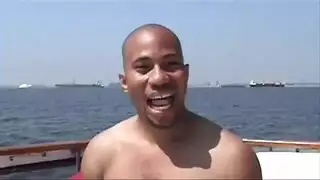 امرأة أكبر سنًا تهيمن على رجل أصغر في فيلم إباحي صريح