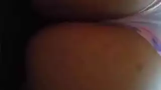 رغبة حيوانية: كلب يشم فرجها الضيق من أجل متعة هاردكور