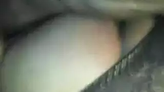 فتاة تتغوط