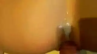 شقراء هواة ساخنة تخدم قضيباً عارياً في فيلم إباحي