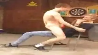 عاهرة الحفلة تتعرض لقطار من الأذرع الصلبة في فتحتها الضيقة