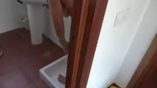 فتاة تركية مصدومة تلبى رغبة الرجل البريطاني في حمام ذهبي من كس مشعر