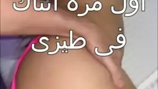 سكس عربي: الزوج يستولي على مؤخرة صديقتها العذراء في جماع شرجي عنيف