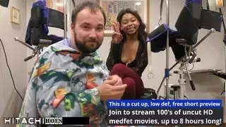 إباحية واقعية: الطبيب يستخدم لعبة جنسية لمنح الفتاة المراهقة هزات جماع قوية