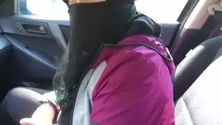 مشهد إباحي: الضابط يكشف عن قضيبه الصلب الكبير