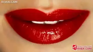 أم حارقة توقظ صديق ابنها بجنس فم عميق