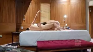 ربة منزل لاتينية تمتلئ بقضيب حصان مستورد