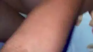 ينزلق الديك الأسود المتستر إلى كس في سن المراهقة الرطب