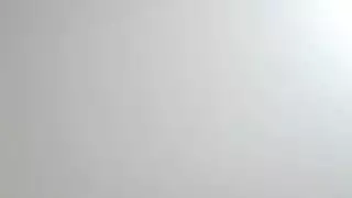 الظهور الإباحي الأول لفتاة صغيرة: جلسة جماعية من رجل غامض موهوب