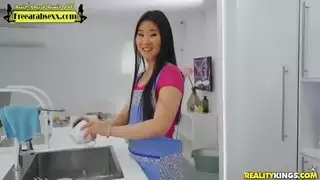 سكس عنيف في المطبخ: المرة الأولى للأخت غير الشقيقة