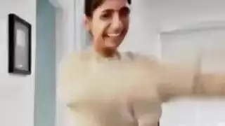 فتاة عربية تأخذ قضيبًا كبيرًا بعمق
