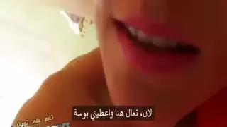 شخصية أمومية ممتلئة تقدم جلسة إفراج عنيفة