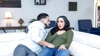 فتاة عربية محجبة تأخذ قضيبًا كبيرًا بعمق في وضع راعية البقر