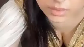 أعطِ نشوتك لهذه الإلهة العربية في تكريم إكس إكس إكس