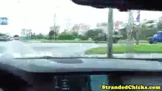 ممارسة جنسية ثلاثية سرية في غرفة مظلمة مع زوجة ساخنة