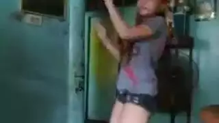 الراقصة تفتح مهبلها من أجل نيك جماعي مع قذف داخلي