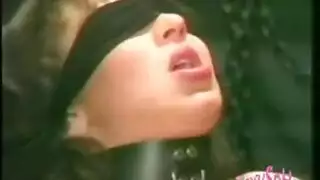 جلسة عبادة قضيب مع زوجة مقيدة ومستفزة
