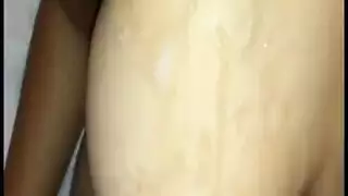 سكس ام تفشق كسها في الحمام ابن يصور