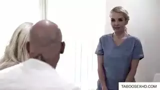 فتاة ذات مؤخرة كبيرة تأخذ قضيبين إيلاج مزدوج