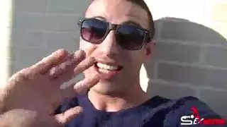 فتاة نعسة تحصل على قذف على الوجه منتصف الليل