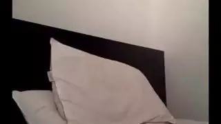 عاهرة ثنائية اللغة تُهيمن عليها مترجمها
