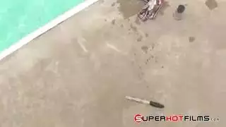 من البكاء إلى النشوة: مشهد إباحي مكثف