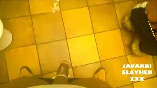 النيك بالكابوت في حمام المطعم و زب كبير يخترق احلى طيز