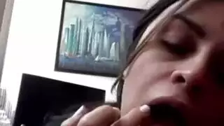 شقراء مثيرة تلهو بعنف مع ألعاب جنسية