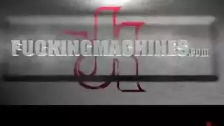 مهبلها المبلل يمسك بالآلة الجنسية الميكانيكية