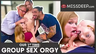 رجل أكبر يمارس الجنس بقوة مع فتاتين في العشرين في جلسة مثلية ثلاثية