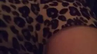 تجسس المعلمة على الطالبة في الحمام