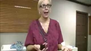 ممرضة تمص قضيبًا كبيرًا وتنتهي بحمام وجهي من المني