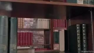 فتيات ناضجات في فيلم إكس صريح: مقص وقبضة