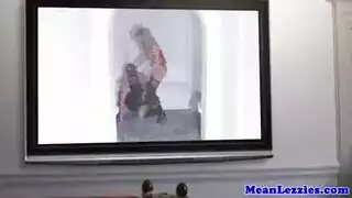 فتاة لاتكس تتعرض لقضيب عميق وتضاجع في الخارج