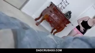 ابنة الزوجة الشهوة تبلع قذفة أبي