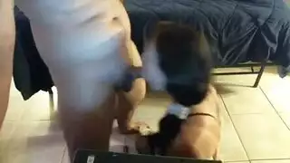 الشاب المطيع يحصل على وجه مليء بالسائل المنوي