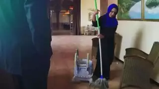 عمل إضافي سري للحارس: ممارسة الجنس مع المدير من أجل المال