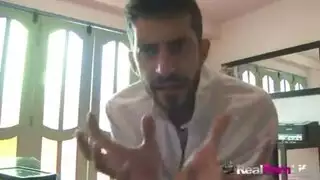 العاهرة الشقراء تُضرب من الخلف في وضعية راعية البقر المعكوسة