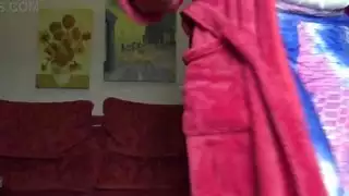 خادمة تركية تصعق عند رؤية قضيب أسود ضخم في الحمام