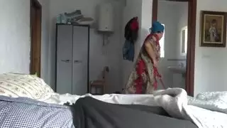 خادمة تركية تُحشى بقضيب الجندي الأسود السمين