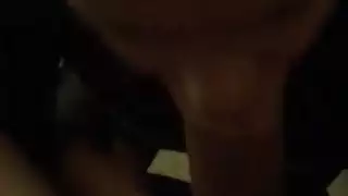 سونيا تسيطر على ذلك القضيب السمين وتحلبه حتى الجفاف