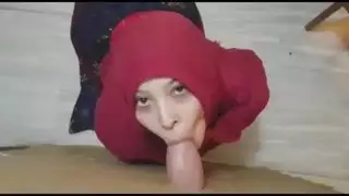 شرموطة عربية ساخنة تبلع الزب بعمق