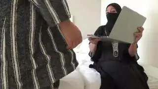 بداية إباحية صارمة: الزوجة المصرية المثيرة تأخذ عذرية ربيبها